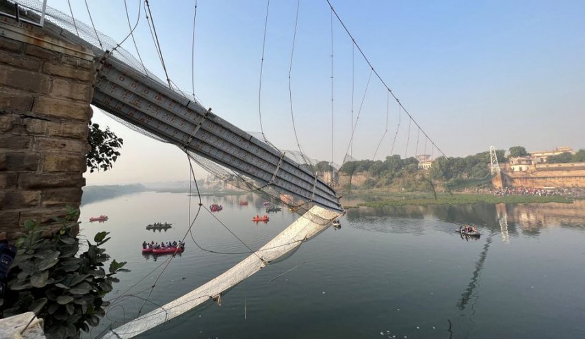 افزایش شمار کشته‌شدگان ریزش پل در هند به ۱۳۲ نفر