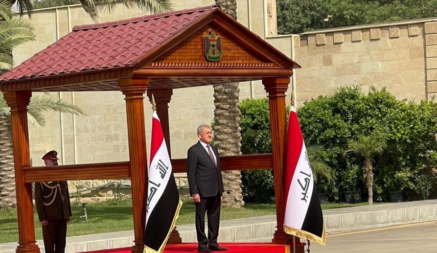 أول زيارة خارجية.. الرئيس العراقي يغادر بغداد للمشاركة في القمة العربية