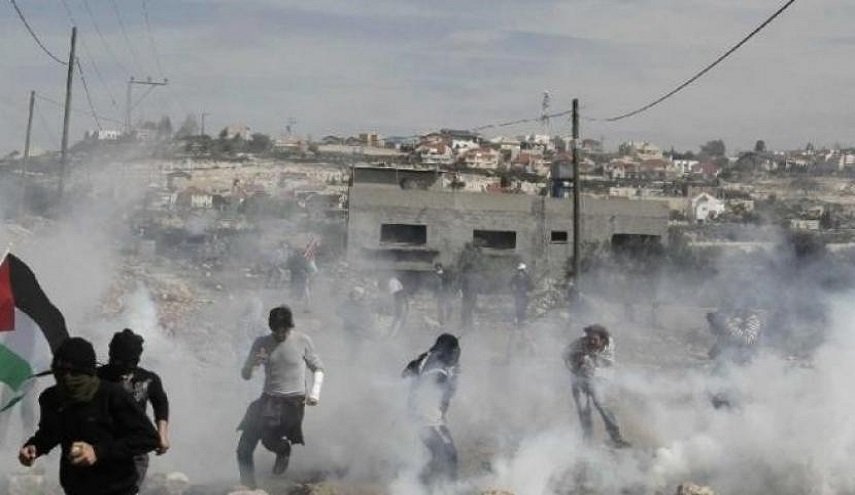 الإحتلال يقمع مسيرات للفلسطينيين لدعم نابلس واختناقات في صفوف المتظاهرين