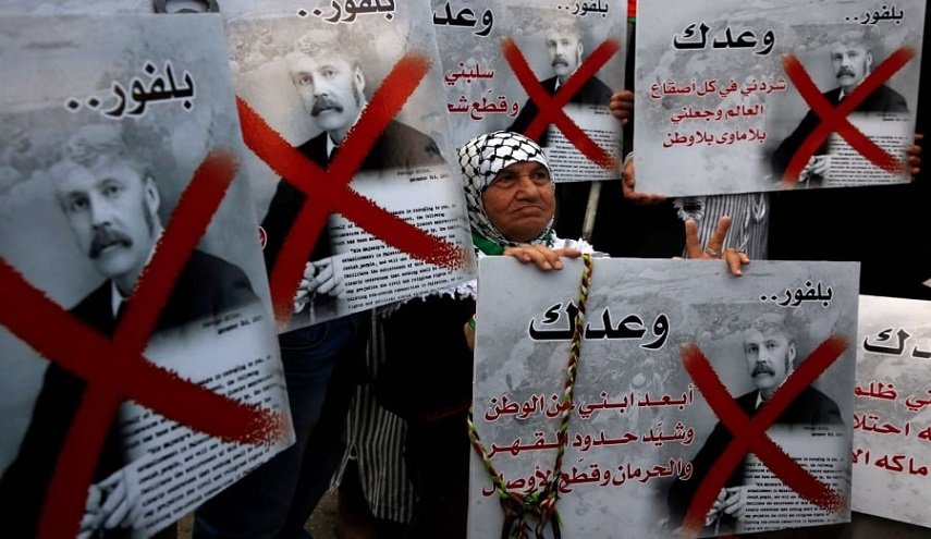 وقفة احتجاجية على 'إعلان بلفور' أمام القنصلية البريطانية في القدس المحتلة
