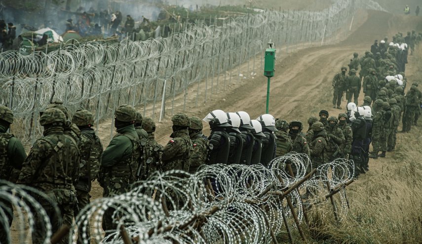 بولندا تبني سياجا على الحدود مع روسيا