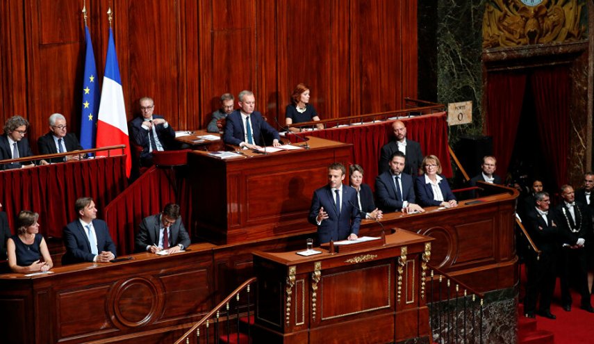 البرلمان الفرنسي يرفض التصويت على حجب الثقة عن الحكومة

