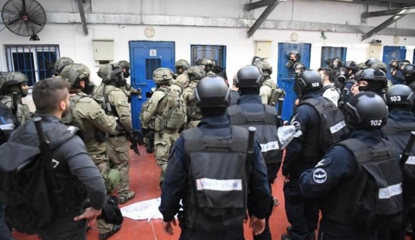 قوات القمع الصهيونية تقتحم غرفة الأسرى في سجن 