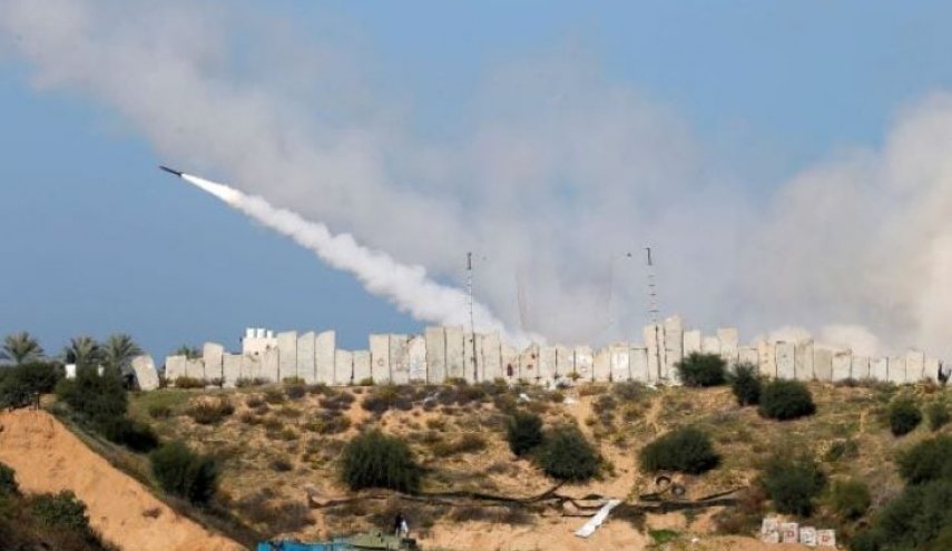 حماس تعتقل شخصين متورطين في إطلاق صواريخ على كيان الإحتلال