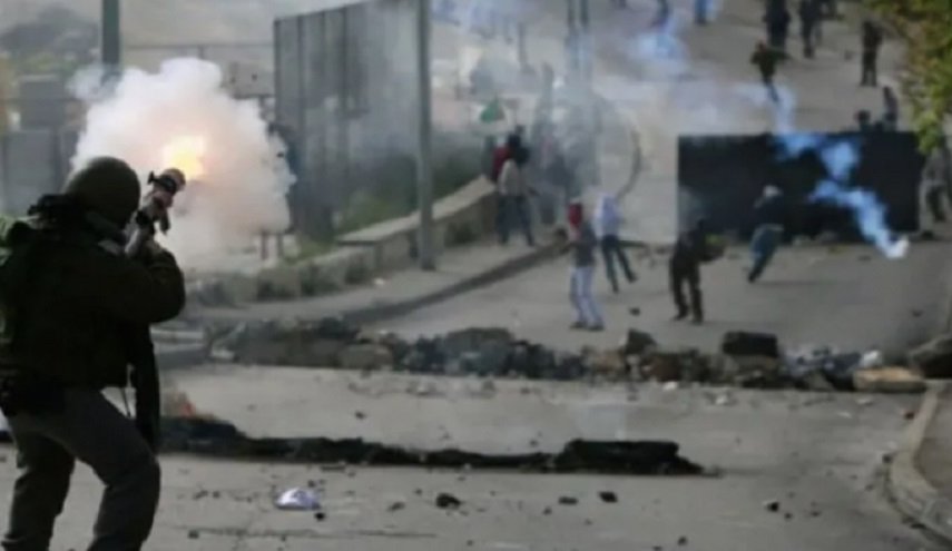 شاهد..إصابات بمواجهات مع الاحتلال واعتداءات للمستوطنين في الضفة