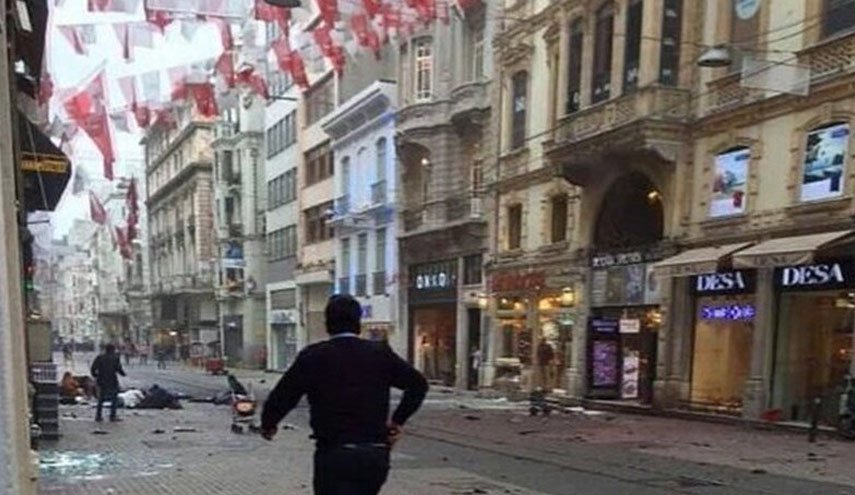 پلیس ترکیه مردی را در خیابان استانبول به ظن بمب گذاری دستگیر کرد