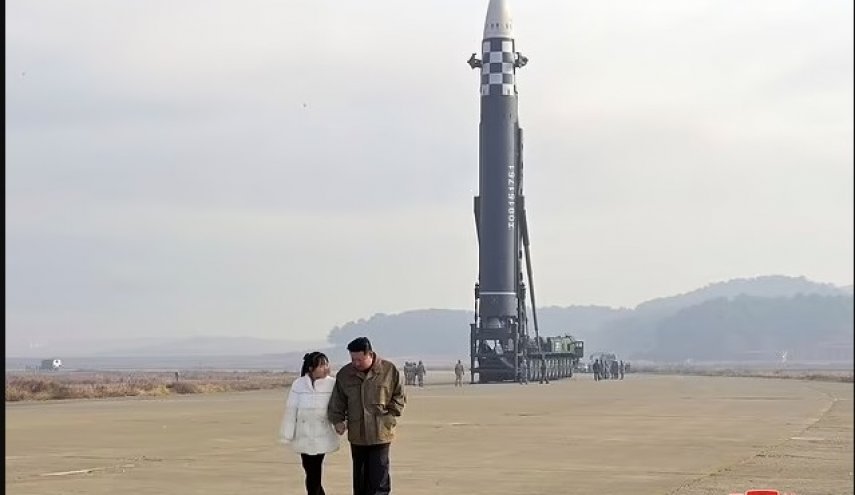 رونمایی از دختر رهبر کره شمالی در سایت پرتاب موشک + عکس