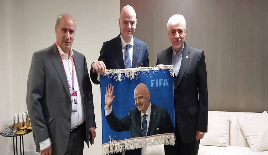 وزير الرياضة يقدم سجادة إيرانية لرئيس الفيفا
