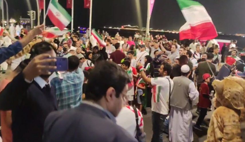  اجتماع ایرانیان در حمایت از تیم ملی جنب هتل محل اقامت ملی‌پوشان