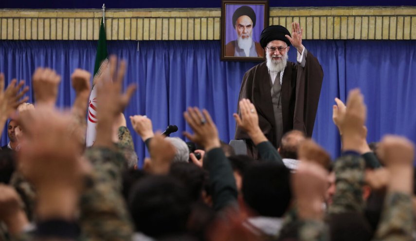 حشد من التعبويين يلتقون قائد الثورة الاسلامية يوم السبت 