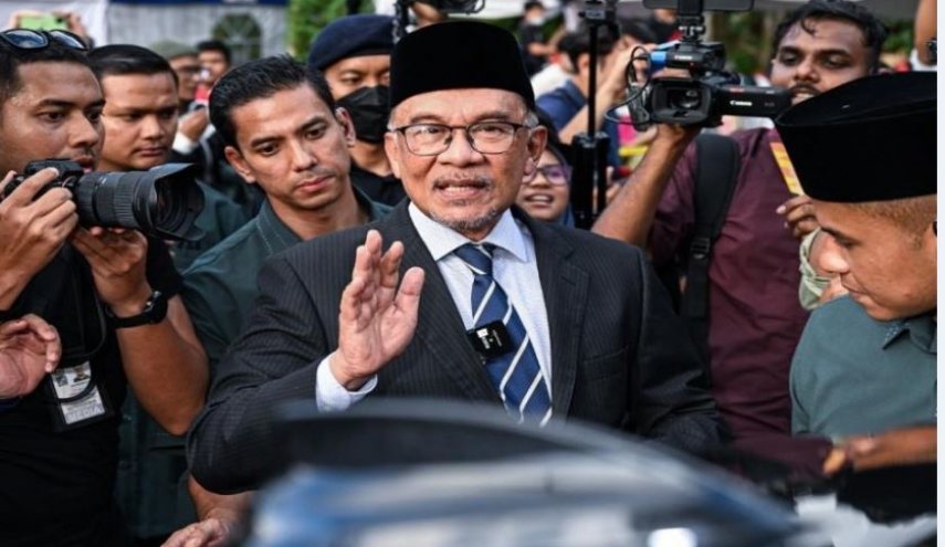 أنور إبراهيم يباشر مهامه رسميا رئيسا لوزراء ماليزيا