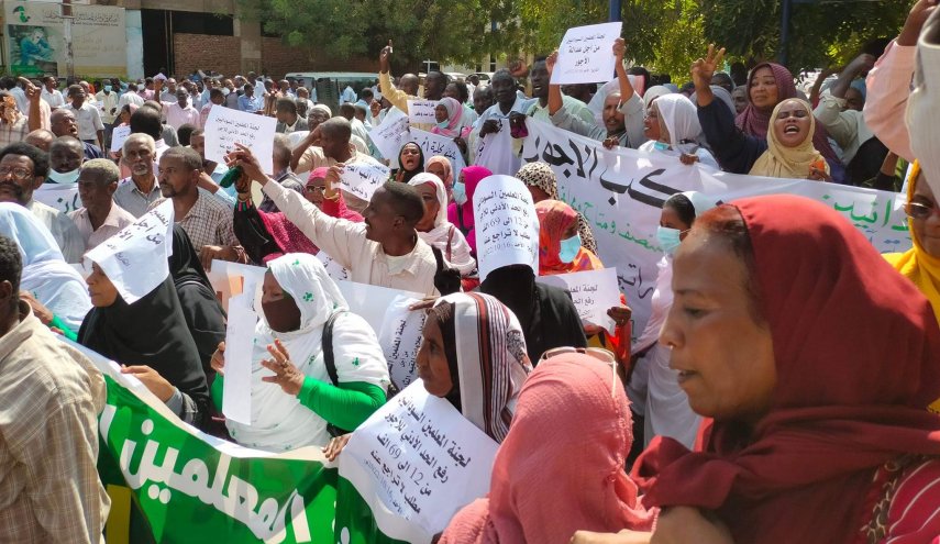 معلمي السودان يبدأون اضرابا عن العمل احتجاجاً على ضعف الرواتب
