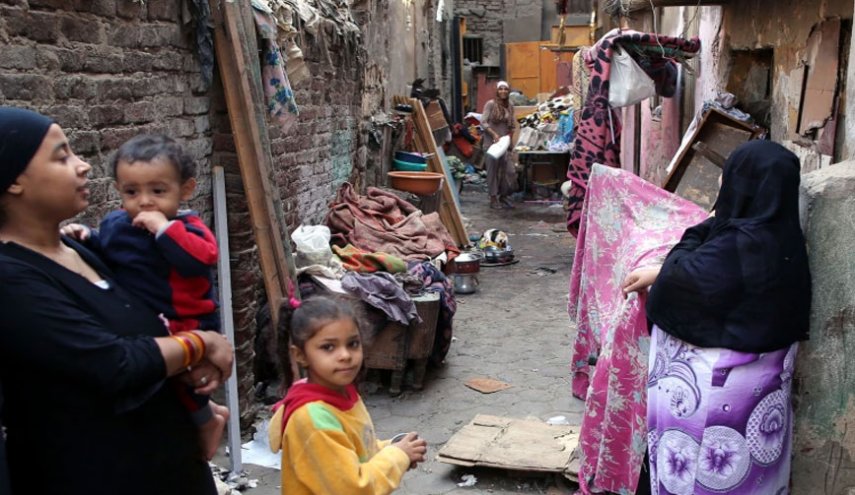 التضخم يدفع مزيداً من المصريين إلى قاع الفقر