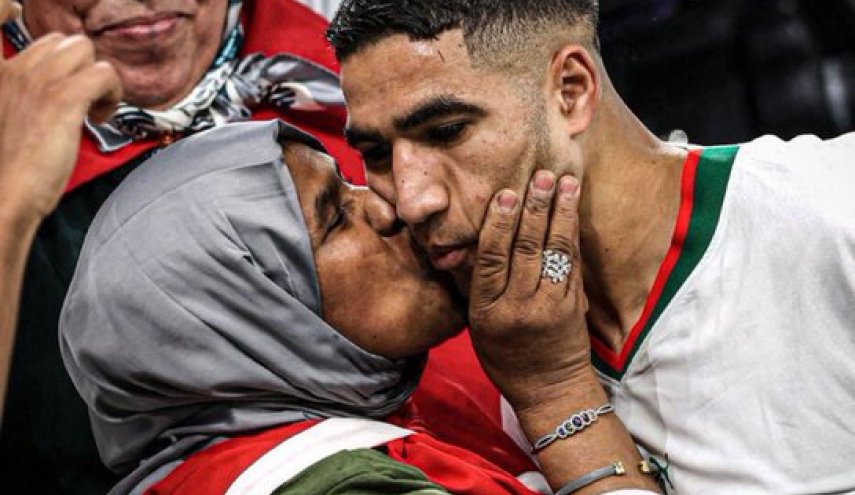 والدة 'أشرف حكيمي' تشعل مباراة المغرب وبلجيكا عقب الفوز+ فيديو مؤثر - قناة العالم الاخبارية