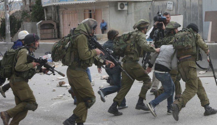 الاحتلال يعتقل 'ثمانية فلسطينيين' في أنحاء متفرقة من الضفة المحتلة