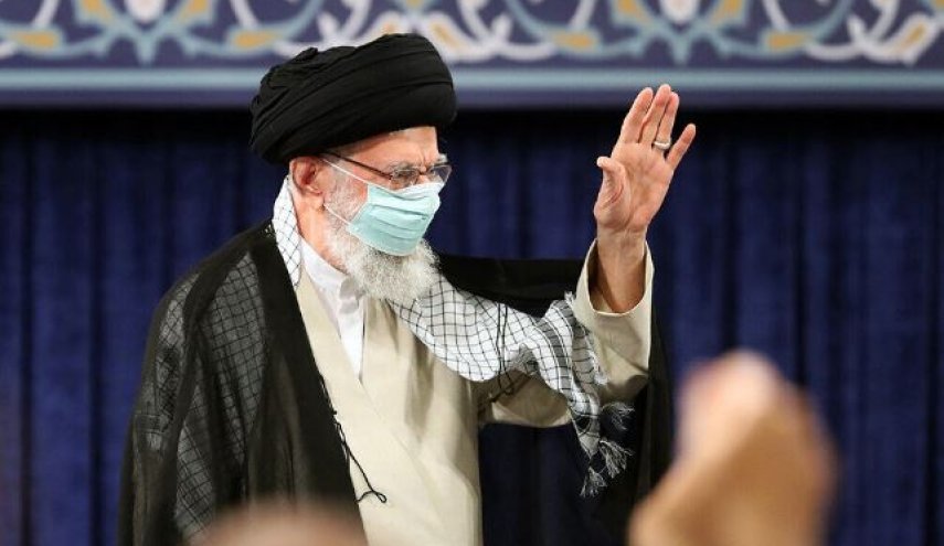 قائد الثورة الإسلامية يرد على رسالة لطالبات ایرانیات