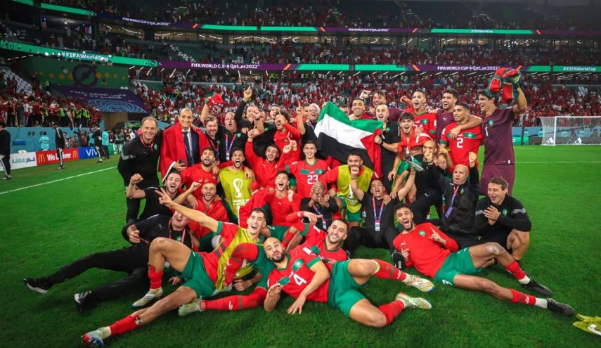 شادی بازیکنان تیم ملی مغرب با پرچم فلسطین پس از صعود به مرحله یک‌چهارم نهایی