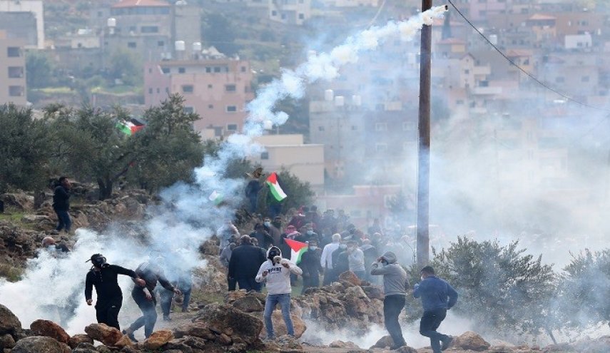 إصابة عدد من المواطنين خلال مواجهات مع الاحتلال في الخليل

