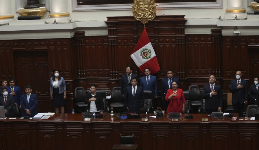 برلمان بيرو يتبنى قرارا بعزل الرئيس كاستيليو متهما اياه بمحاولة الانقلاب