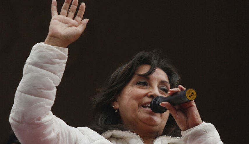 نائبة الرئيس البيروفي المعزول تؤدي اليمين رئيسة مؤقتة للبلاد