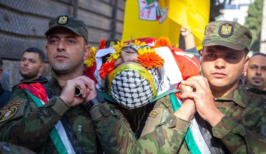 بالصور.. جماهیر فلسطينية حاشدة تشيع جثمان الشهـيد مجاهد النجار شرق رام الله