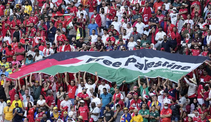 فرنسي يطالب باعتذار مغربي رسمي عن رفع علم فلسطين في الملاعب!!