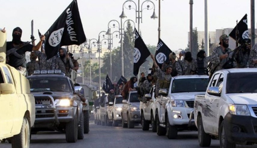 انتشار تصاویر شبه‌نظامیان مسلح داعش در حال بیعت با سرکرده جدید