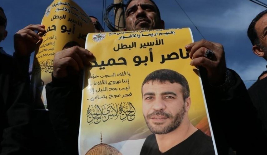عائلة الأسير 'ناصر أبو حميد' تزوره في سجن 'عيادة الرملة'
