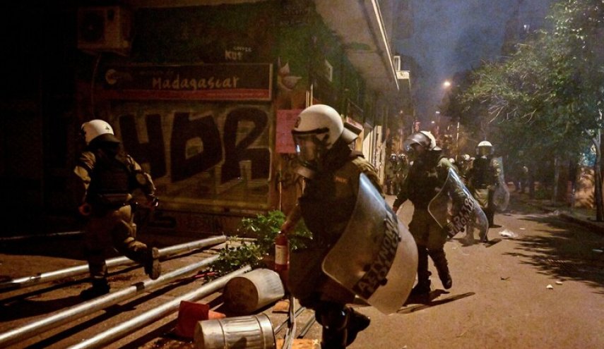 احتجاجات في أثينا عقب وفاة فتى من غجر الروما برصاص شرطي
