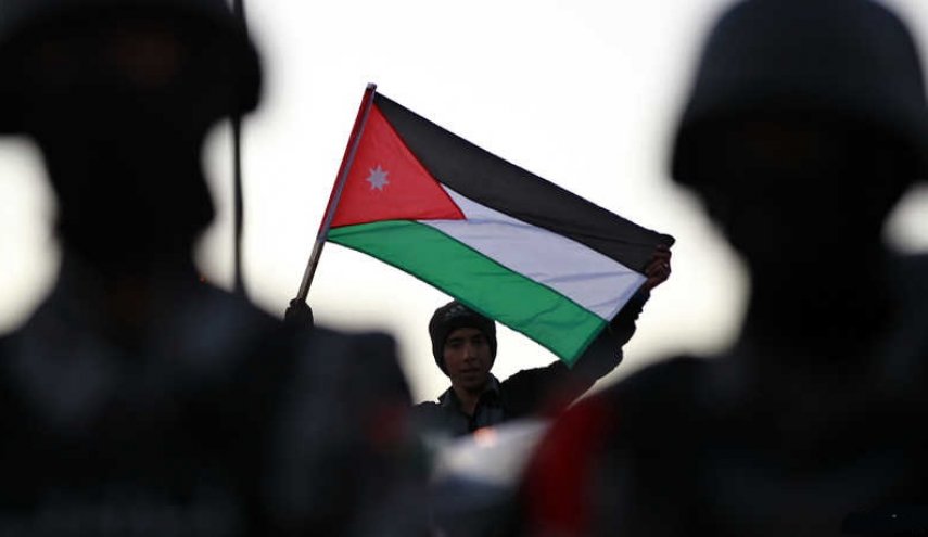 تقرير عما يسود في الأردن بعد مقتل ضابط وإصابة 49 رجل أمن باحتجاجات شعبية
