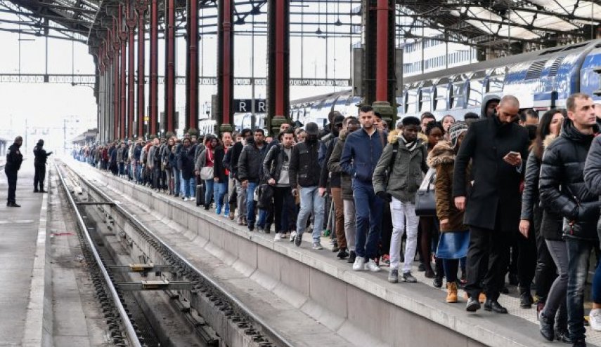 اعتصاب کارگران راه آهن فرانسه در تعطیلات ادامه خواهد داشت