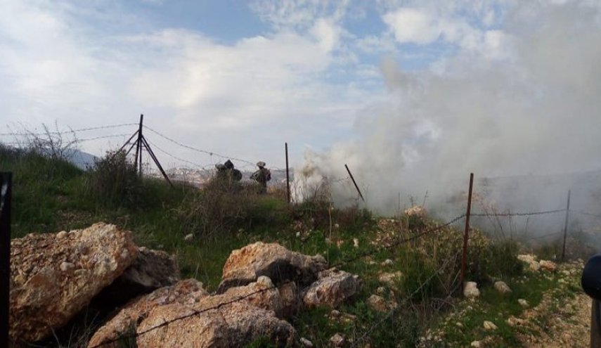 قوات الاحتلال تطلق قنبلة دخانية لإبعاد الجيش واللبنانيين قرب الحمامص