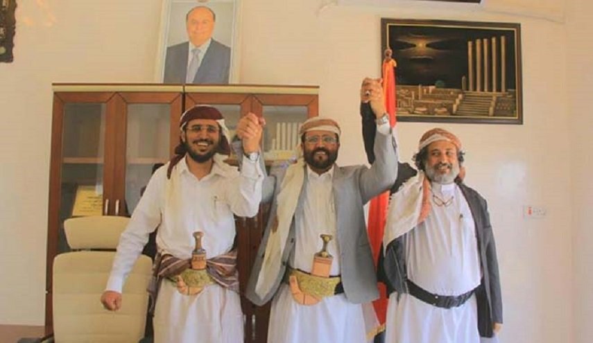 سلطان العرادة وأمين العكيمي مازالا قيد الاحتجاز.. رغم خدمة العدوان على اليمن