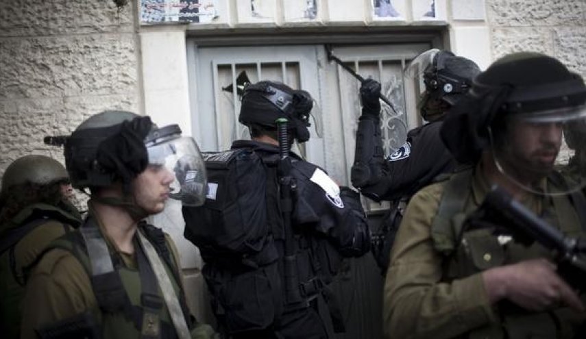 الإحتلال يقتحم نادي جبل الزيتون في القدس ويعتقل 3 شبان
