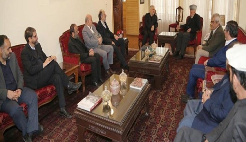 السفير الإيراني لدى كابول يبحث مع كرزاي التعاون في مجال التعليم العالي