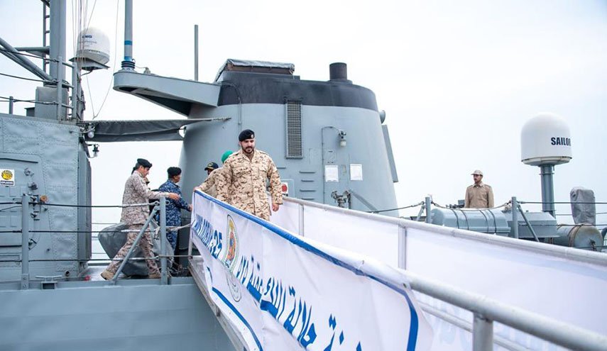 الاعلام البحريني ينشر صور للنجل الثاني لولي العهد بزي عسكري ويكتفي بصفة 