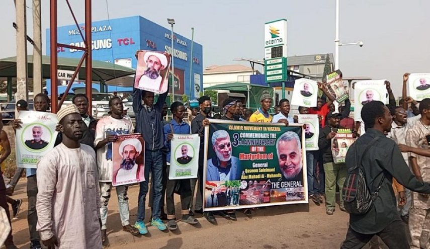 نيجيريا.. مسيرة في ذكرى استشهاد سليماني واحراق العلم الأميركي


