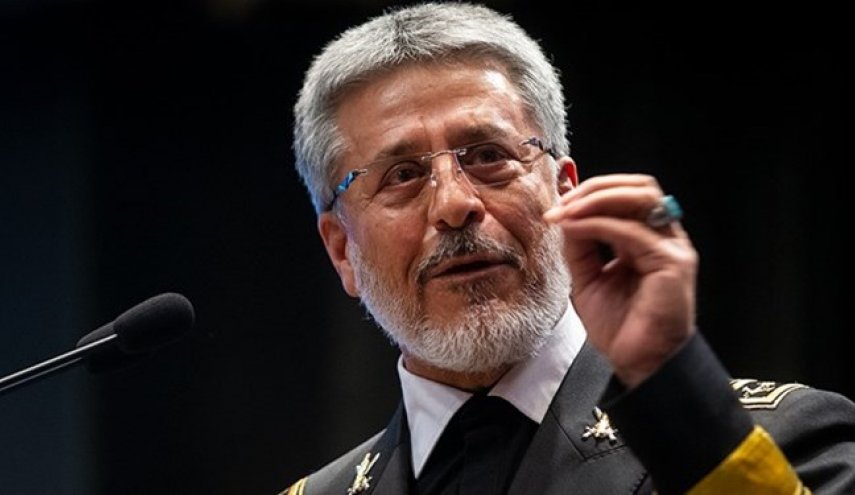 الادميرال سياري: القوة الدفاعية المتزايدة لإيران تعود إلى تضحيات الشهداء