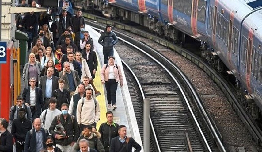 سومین روز اعتصاب و اختلال در شبکه راه‌آهن انگلیس/ سرگردانی صدها هزار مسافر در ایستگاه‌های قطار 