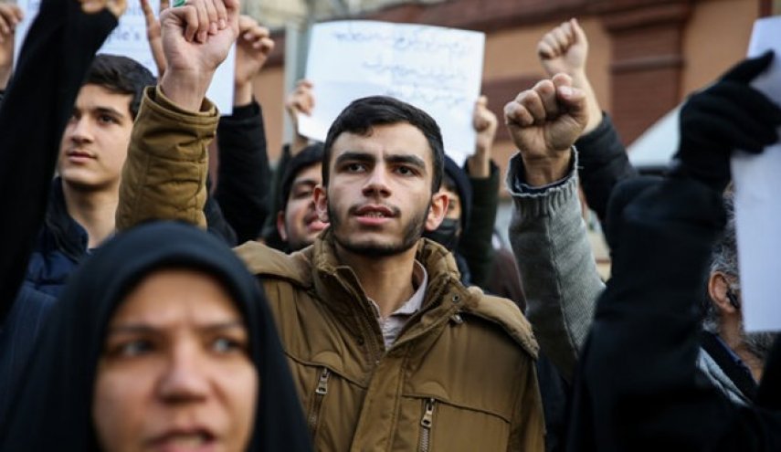 طلبة الجامعات الايرانية ينظمون وقفة احتجاجية امام سفارة فرنسا بطهران