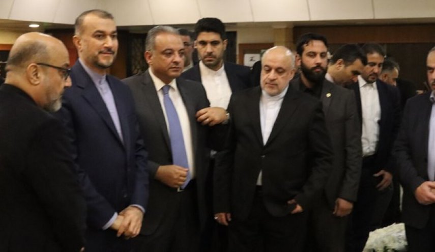 وزير الخارجية الايراني يزور قبور شهداء المقاومة في 