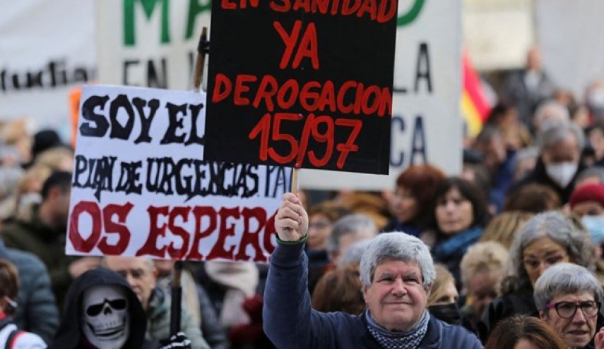 تظاهرات ده‌ها هزار نفری در مادرید در اعتراض به وضعیت وخیم بهداشت عمومی