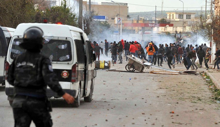 چهارمین روز اعتراضات ضد دولتی مردم تونس و درگیری‌ با نیروهای امنیتی