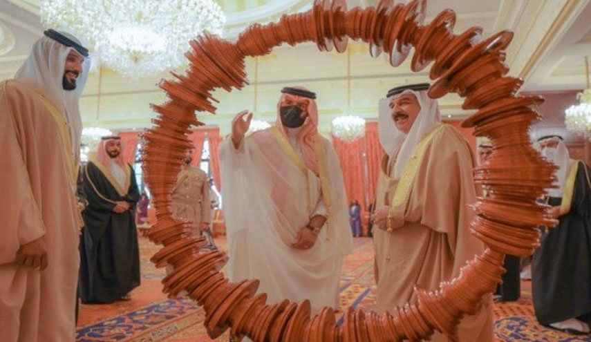 لماذا يعيش آل خليفة مثل حكام 'الخليج الفارسي' إذا لم يتمكن البحرينيون العيش مثل الخليجيين؟