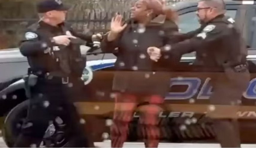 شرطي أمريكي يلكم سيدة من أصول أفريقية بطريقة وحشية