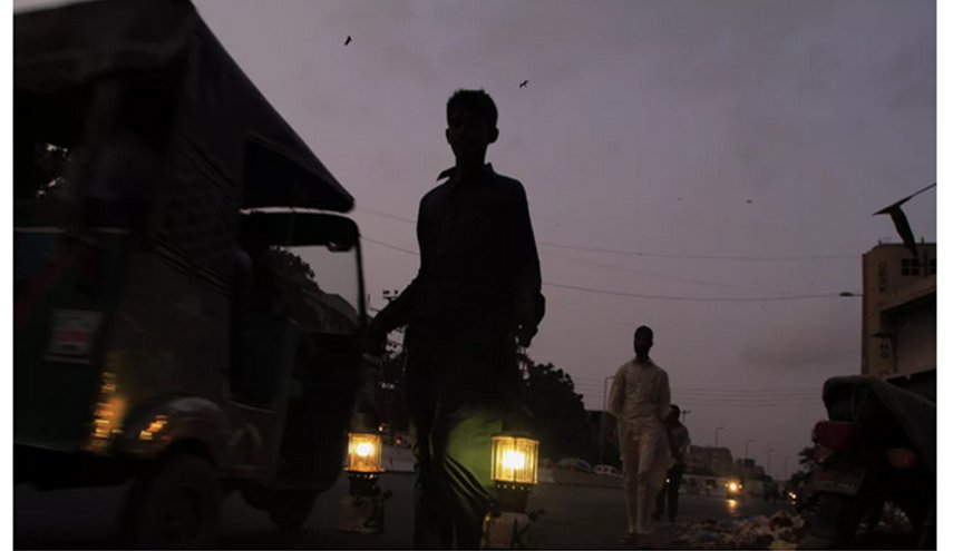 باكستان.. 220 مليون شخص بدون كهرباء بعد انقطاع التيار في عموم البلاد