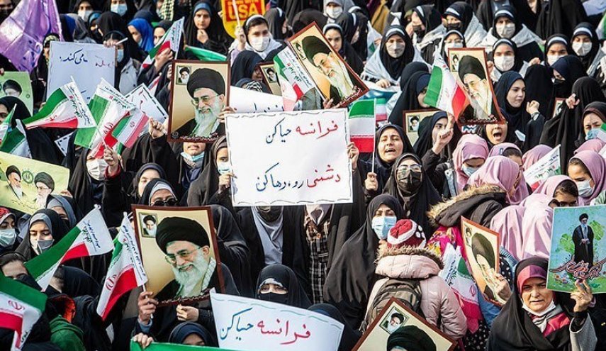 تجمع اعتراضی دانش آموزان تهرانی در مقابل سفارت فرانسه