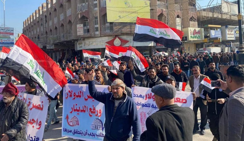 العراق..تظاهرات الديوانيه احتجاجا على ارتفاع الدولار