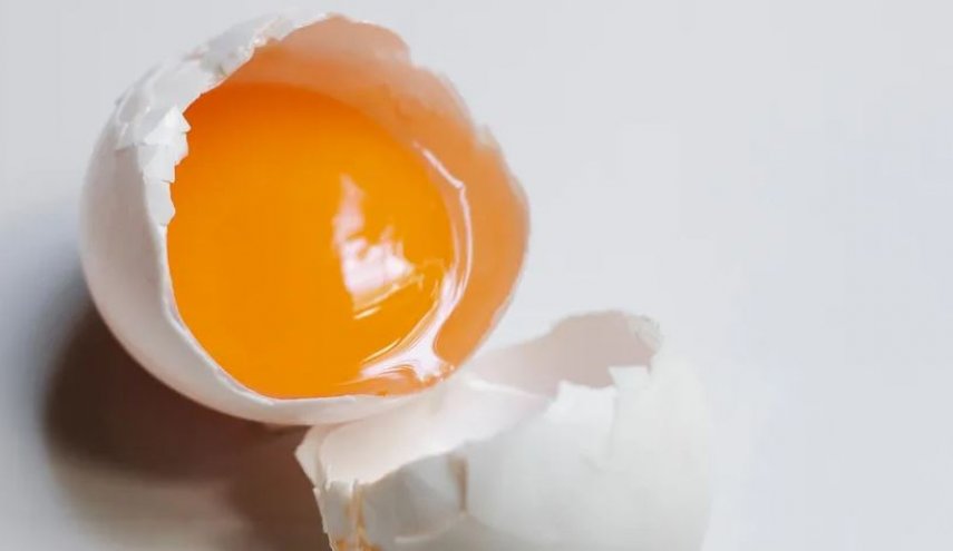 هل أكل البيض النيء سيء فعلا؟
