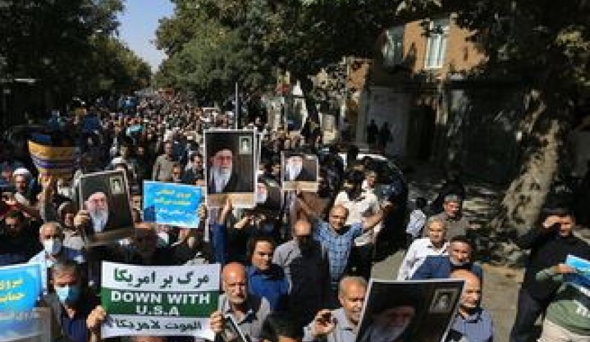 أهالي طهران يتظاهرون احتجاجا على إنتهاك حرمة القرآن الكريم